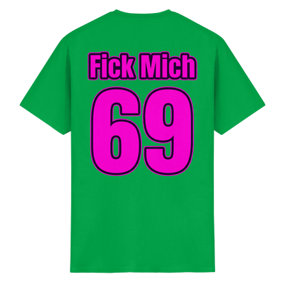 Rückansicht des grünen T-Shirts mit dem Aufdruck der Zahl 69 in Pink.